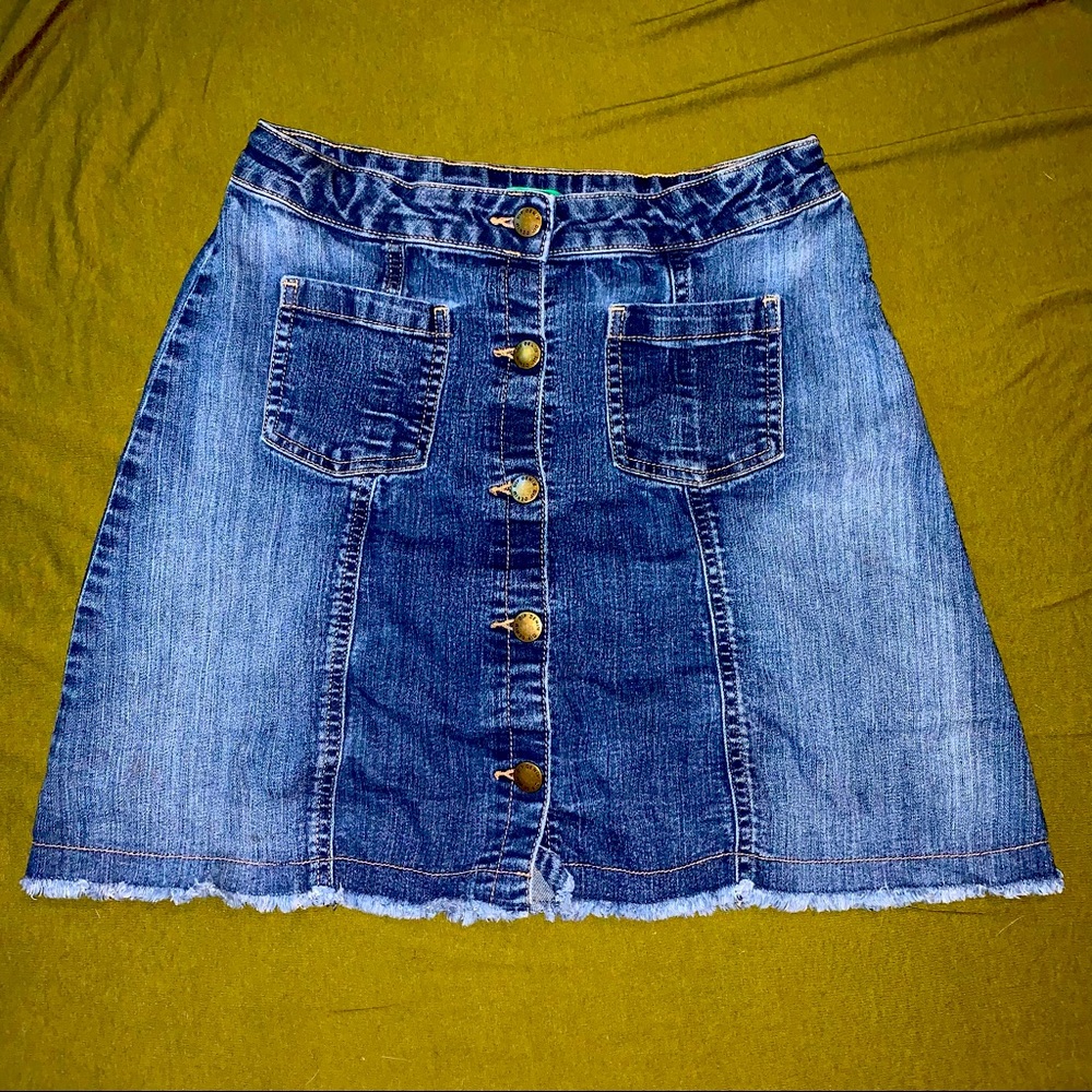 Dip button down fringe bottom skirt